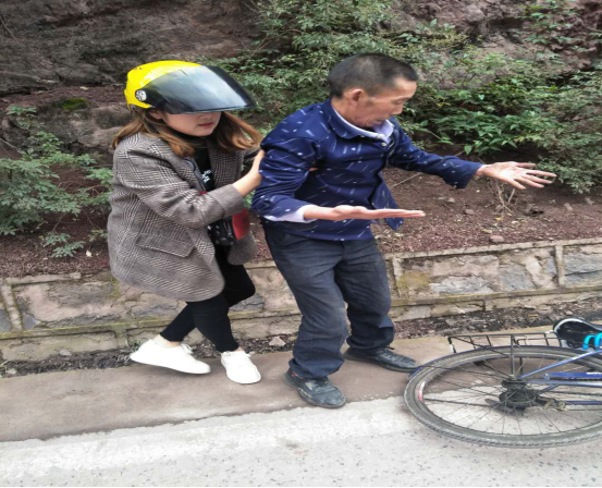 点赞！古蔺环卫管理员扶起摔倒的老人，“扶”出社会正能量