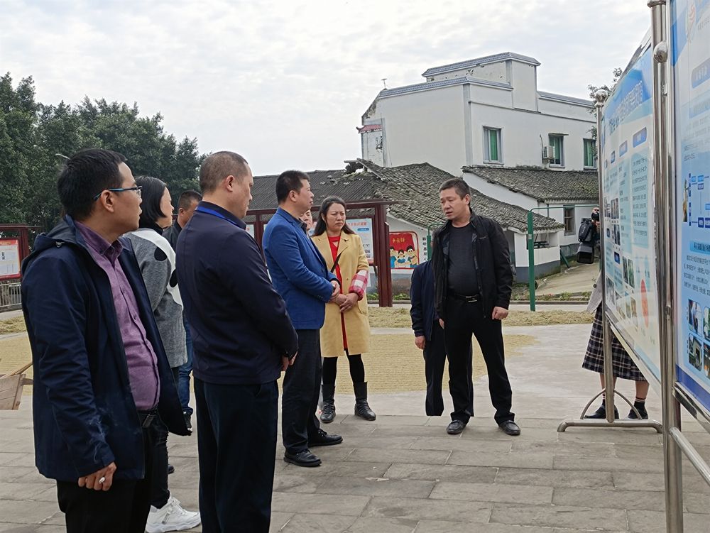 内江市东兴区综合行政执法局 到泸县考察交流农村垃圾分类工作