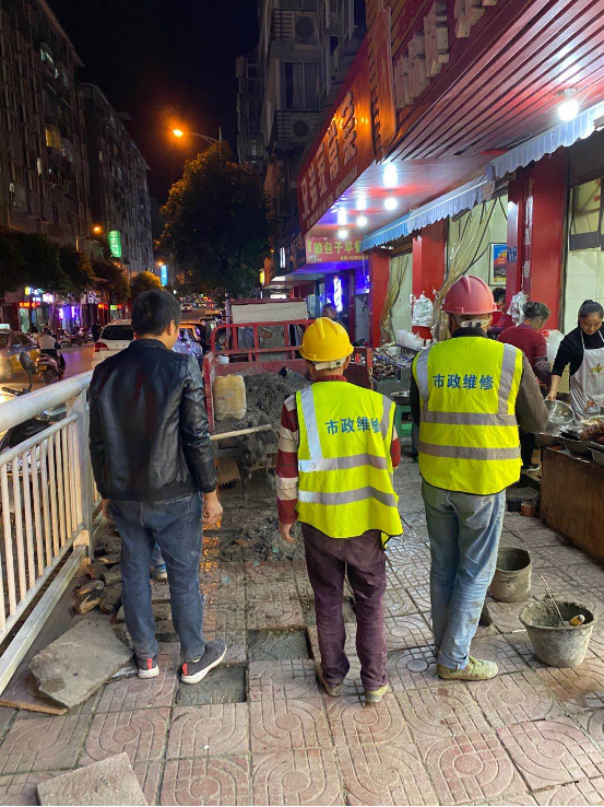 修补路面 攻坚创文 ——古蔺县综合行政执法局修补城区路面