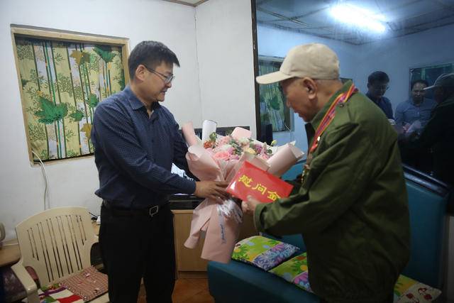 杨长缨慰问抗美援朝老战士