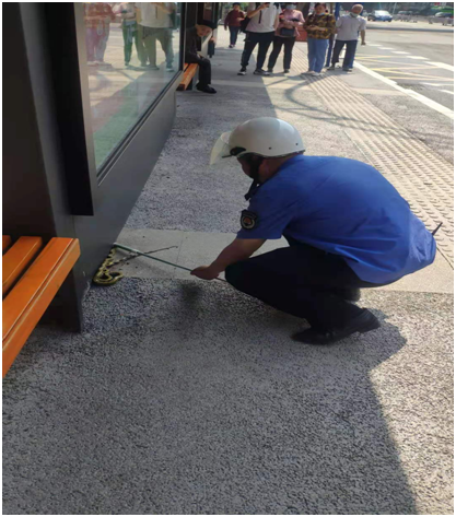 公交站惊现特殊候车客