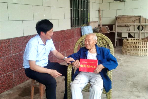 王强到打古镇双桂村看望慰问老党员