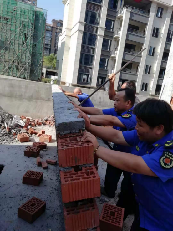 重拳出击！况场街道综合行政执法队拆除违建3600平方米