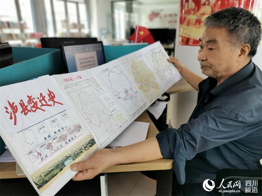 朱仕奇展示泸县变迁史。曾佐然摄