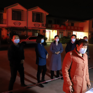 县委常委、宣传部部长冯怀玉采取“四不两直”方式督导天兴镇全员核酸检测演练工作