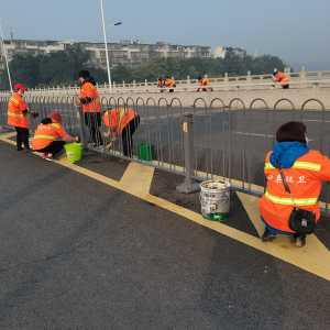 泸县：环卫工人劳作忙 扮靓大街迎新春