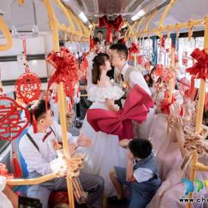 泸州古蔺：公交车作婚车 小两口“低碳”迎新婚