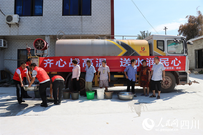 群众排队取水 雷凤丽摄